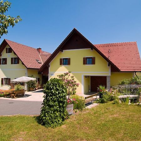 Bed and Breakfast Weingut Schwarzl Рач-ан-дер-Вайнштрассе Экстерьер фото