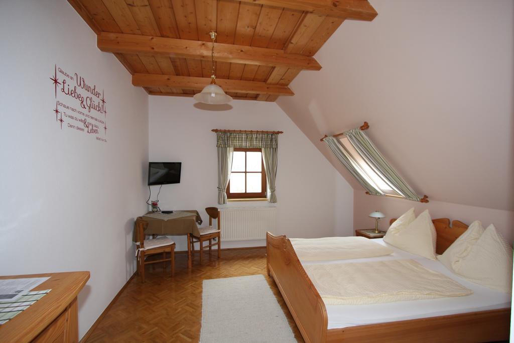 Bed and Breakfast Weingut Schwarzl Рач-ан-дер-Вайнштрассе Номер фото