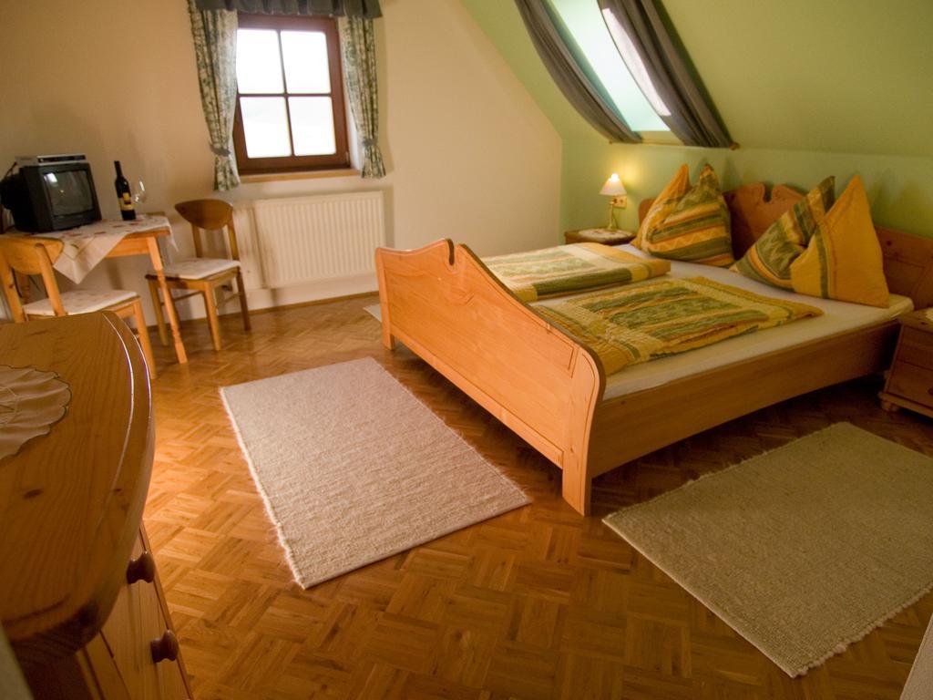 Bed and Breakfast Weingut Schwarzl Рач-ан-дер-Вайнштрассе Номер фото