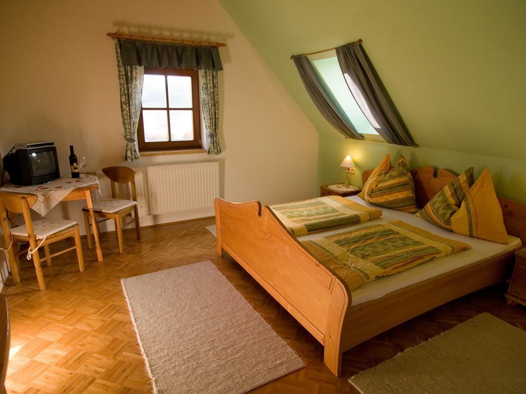 Bed and Breakfast Weingut Schwarzl Рач-ан-дер-Вайнштрассе Номер фото